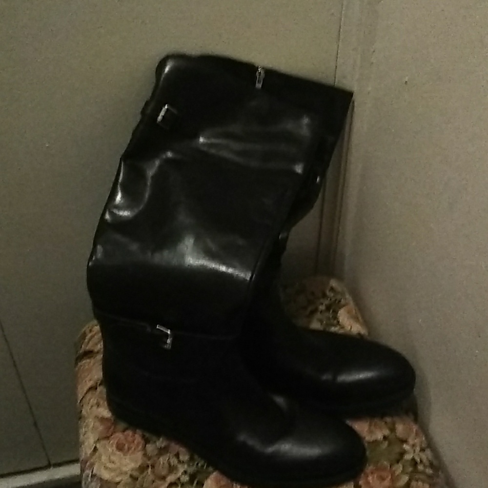 Leather biker boots with buckles. Gorgeous!